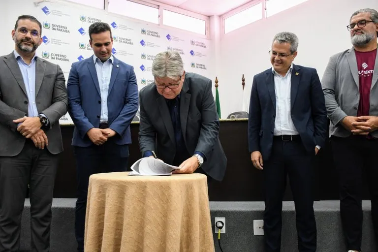 O governador João Azevêdo assinou, no fim da manhã desta terça-feira (18), em João Pessoa, os contratos das 42 empresas que irão integrar o Polo Têxtil da Capital