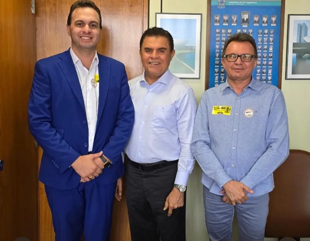 Na foto: Espedito (PREFEITO); Wilson Santiago (Deputado federal) e Ananias (secretário municipal) 