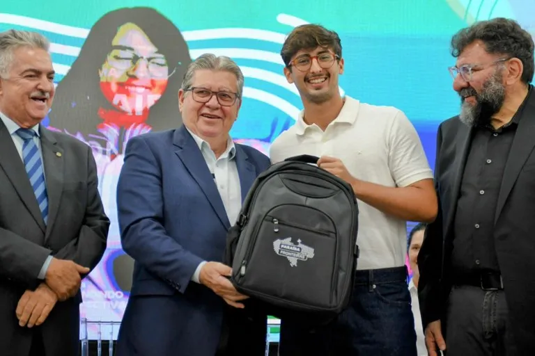 João Azevêdo participa de cerimônia de pré-embarque de estudantes e servidores|Foto: 
