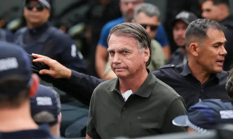  A prisão, motivada por suspeitas de descumprimento de medidas cautelares e risco de fuga após a violação de sua tornozeleira eletrônica, gerou forte repercussão na imprensa internacional 