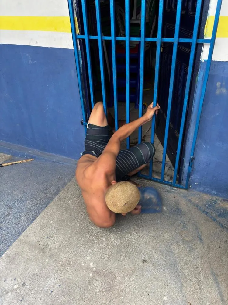 A Polícia Militar foi acionada e, ao chegar ao local, encontrou o suspeito em uma situação embaraçosa