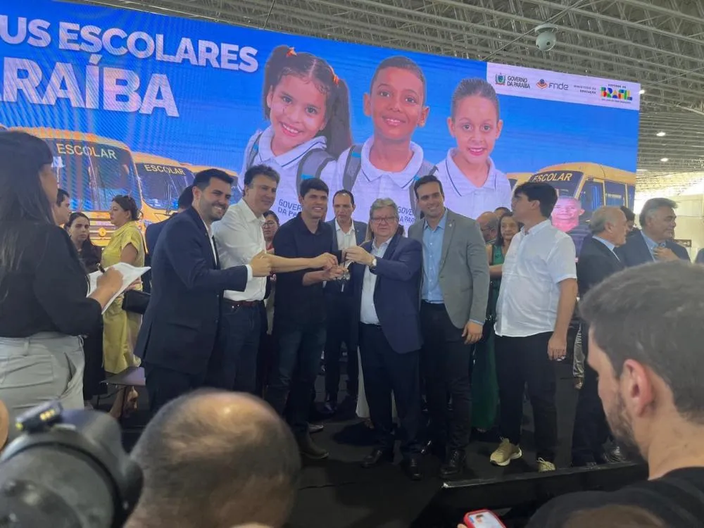 Prefeitura de Bernardino Batista-PB recebe novo ônibus|Foto: Assessoria