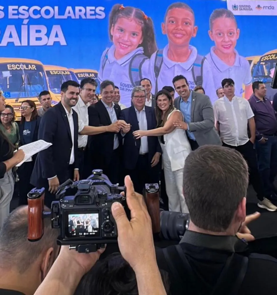Prefeita Corrinha Delfino (PP) e governador João Azevêdo (PSB) fortalecem frota escolar de Cajazeiras|Foto: Assessoria
