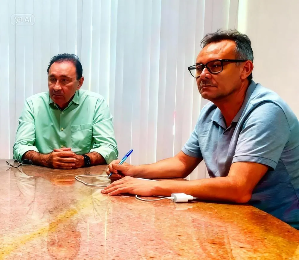 Prefeito João Cléber ao lado do secretário Deusdete Queiroga|Foto: Divulgação