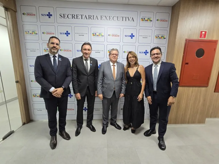 João Azevêdo trata de investimentos em programas de cirurgias eletivas no Ministério da Saúde|Foto: Assessoria