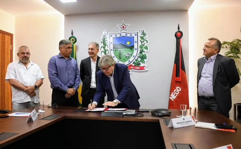 Governador João Azevêdo assinando decretos|Foto: José Marques