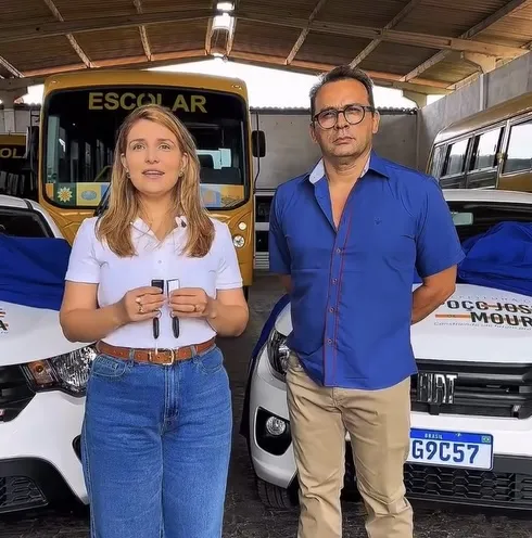 Prefeita Laís Raquel entregando dois veículos 0KM|Foto: Assessoria