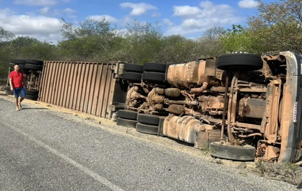 Carreta carregada com 80 bois tomba na PB-366|Foto: Redes sociais