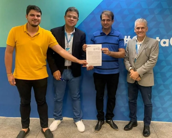 Bal LIns durante assinatura do contrato (Foto: Divulgação) 