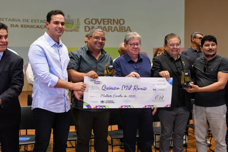 João Azevêdo entrega premiação a professores e escolas|Foto: José Marques