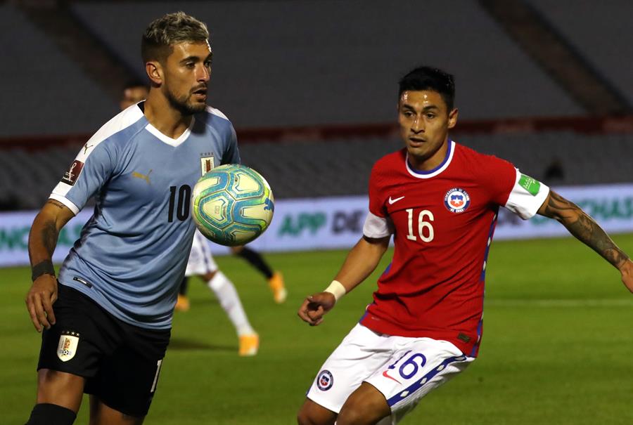 Arrascaeta disputa jogada pela seleção do Uruguai (Foto: Divulgação) 