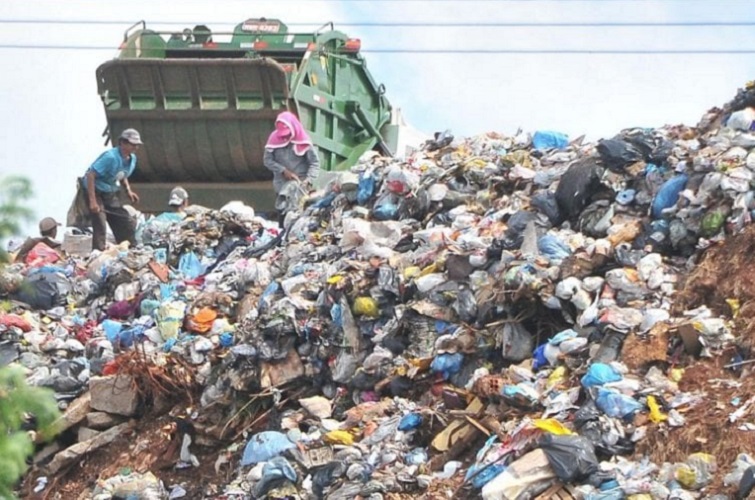 Lixão de Cajazeiras queima há alguns dias e fumaça prejudica moradores (Foto: Diário do Sertão) 