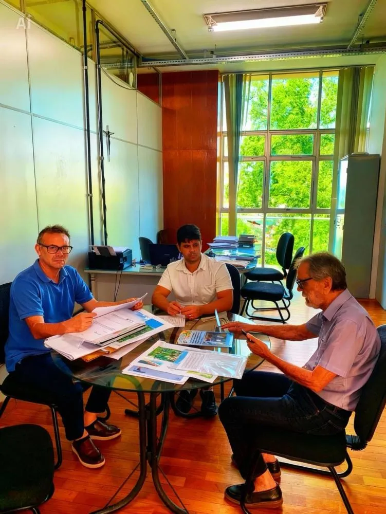 Prefeito João Cléber em reunião com o diretor de planejamento e transportes do DER|Foto: Divulgação