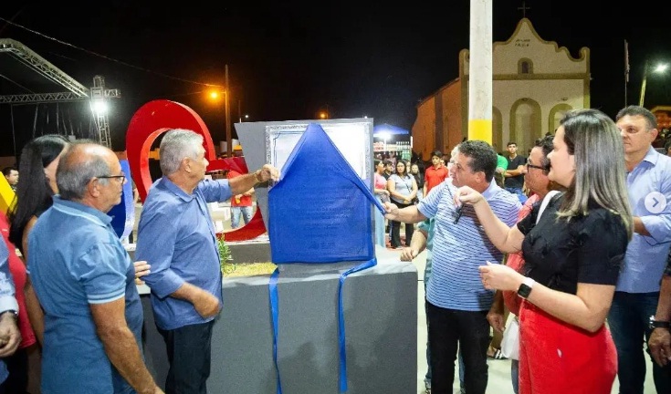 Prefeito de São João do Rio do Peixe inaugura obras e entrega ambulância à população