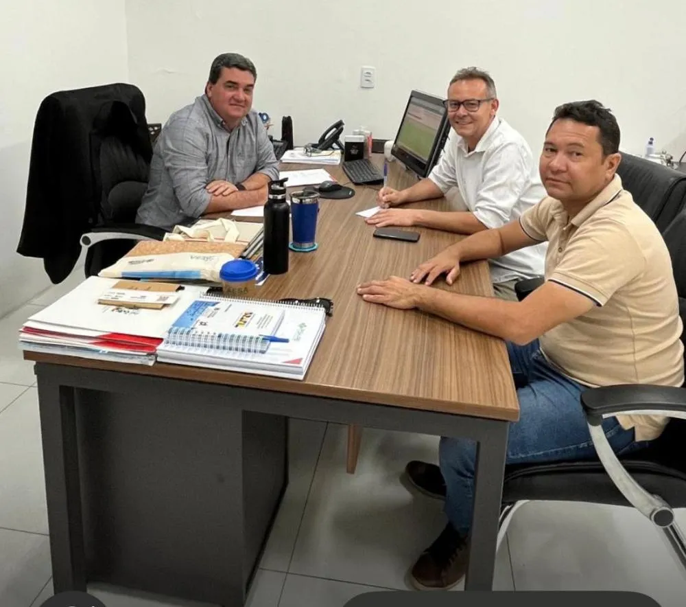 Prefeito João Cléber acompanhado do secretário de Obras Ubirajara e do diretor presidente da AESA Porfirio Catão|Foto: Assessoria