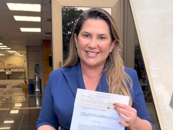 Corrinha Delfino protocola pedido de cessão do prédio da Telemar para o município junto à Anatel|Foto: Assessoria
