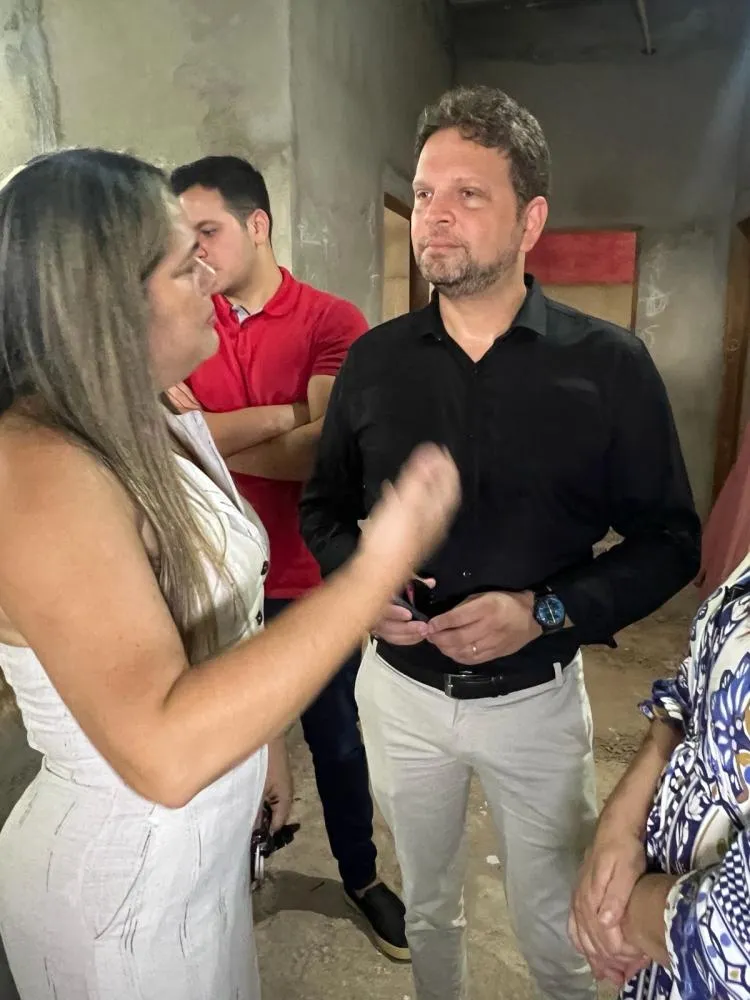 Corinha Félix ao lado dos diretores do hospital Laureano 