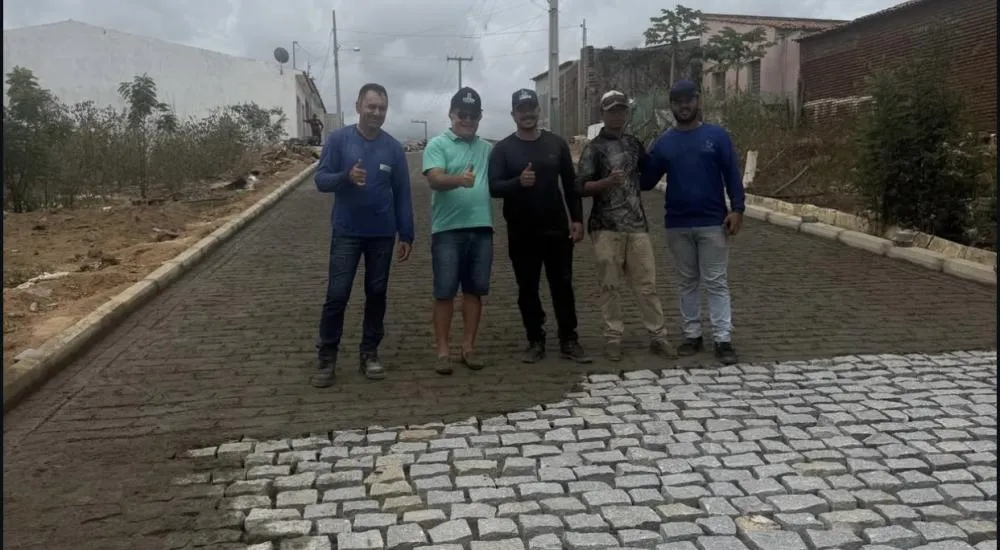 Prefeito Ceninha Lucena acompanha pavimentação da Rua Dr. Sinval Timóteo|Foto: Divulgação
