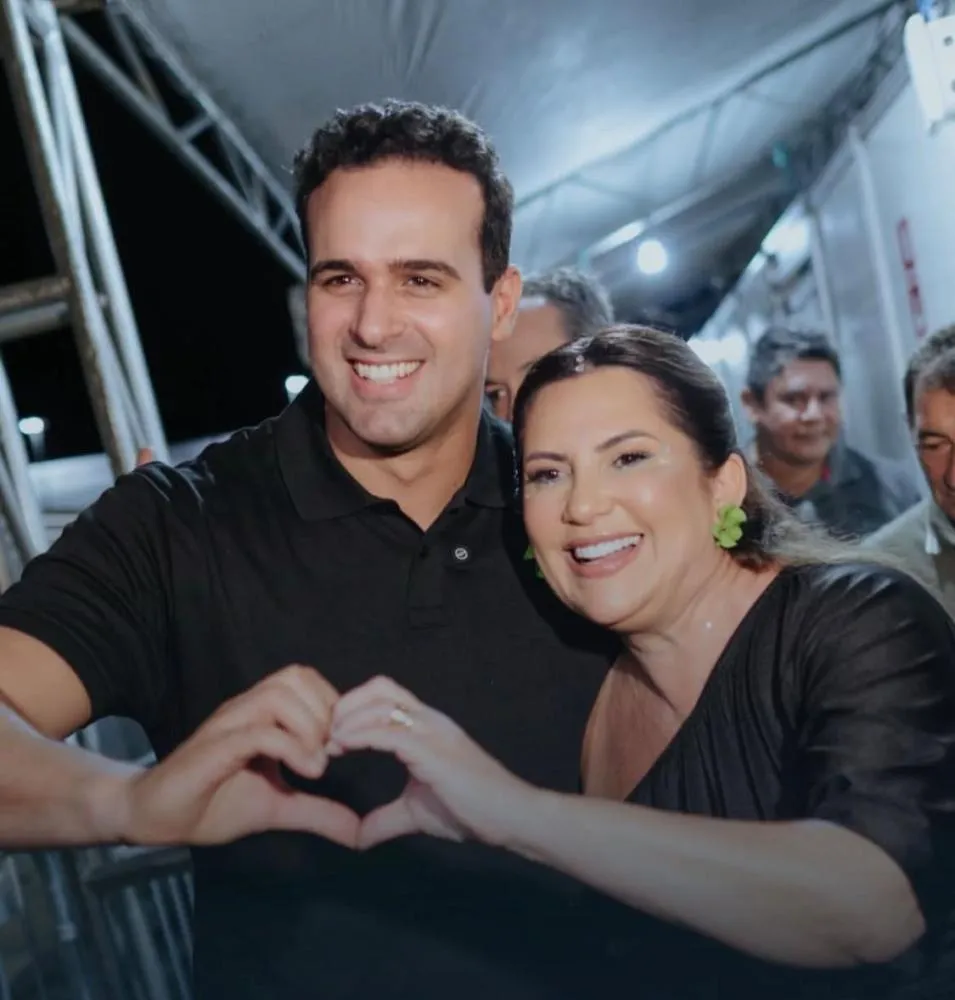 Lucas Ribeiro e a prefeita Corrinha Delfino no palco da folia do carnaval de Cajazeiras 