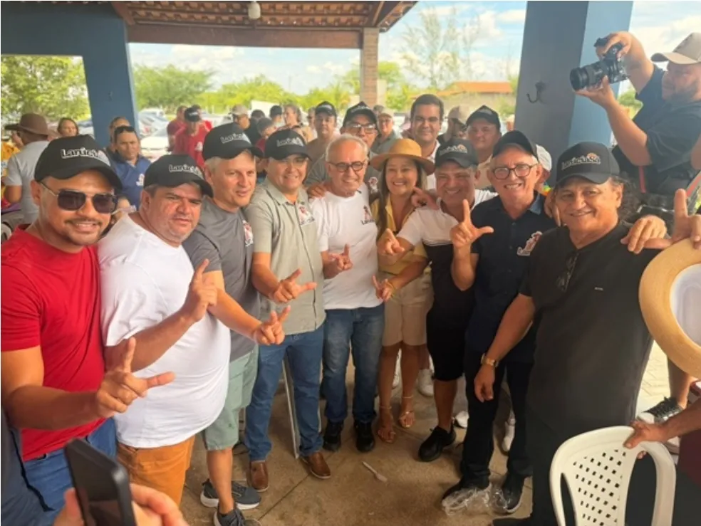 Prefeito Luiz Claudino e Larúcia Sá recebem Cícero Lucena|Foto: Divulgação