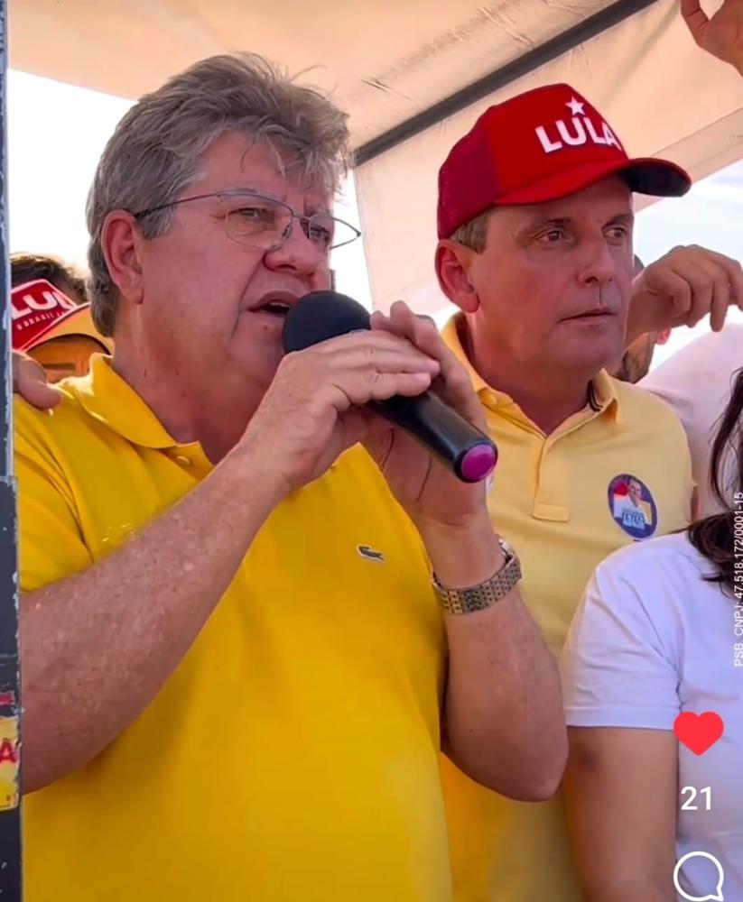 João Azevedo ao lado de Chico Mendes durante ato político em Areia de Baraúna