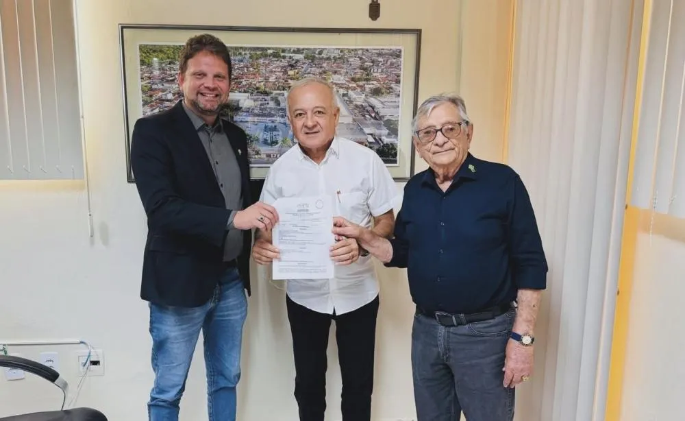 Deputado estadual Branco Mendes ao lado dos diretores do hospital|Foto: Divulgação