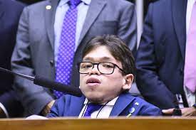 Patrick havia passado por um cirurgia de emergência, devido a apendicite, informou a assessoria do candidato. O candidato apresentou, depois, dificuldade respiratória. 