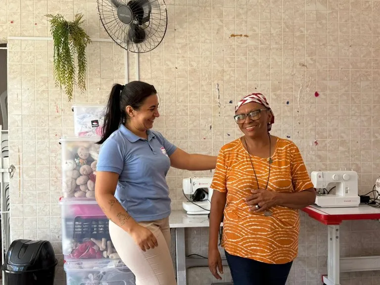 Saúde distribui 700 lenços com mulheres em tratamento contra o câncer|Foto: Assessoria