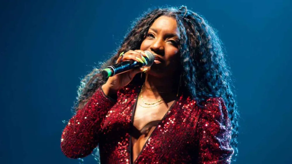 Adriana Araújo, cantora, compositora e referência do samba em Minas Gerais, faleceu nesta segunda-feira, dia 02 de março, aos 49 anos