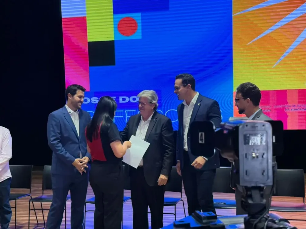 Durante a posse dos novos mil professores 