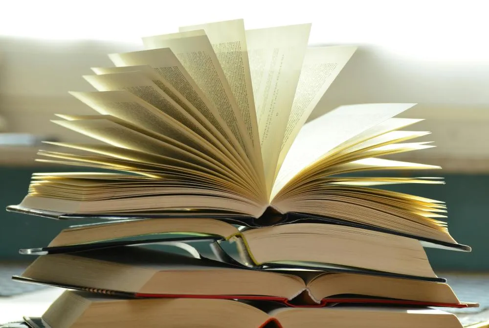 Livros abertos. | Foto: Reprodução/Pexels