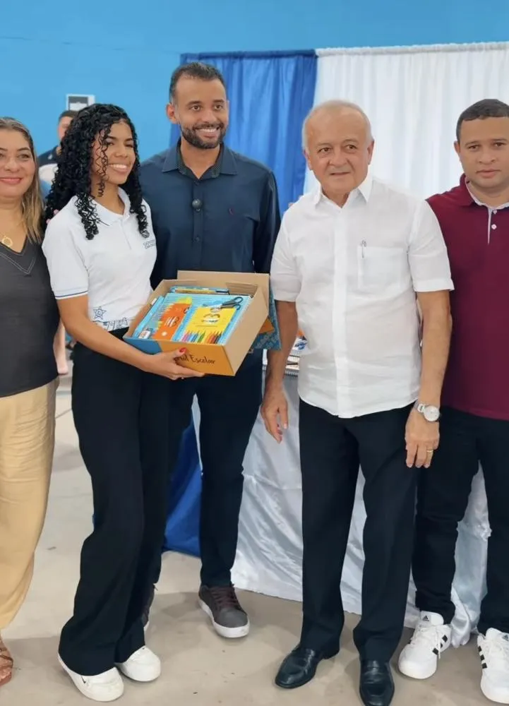 Branco Mendes ressalta importância da educação durante entrega de kits escolares no município de Alhandra-PB|Foto: Divulgação