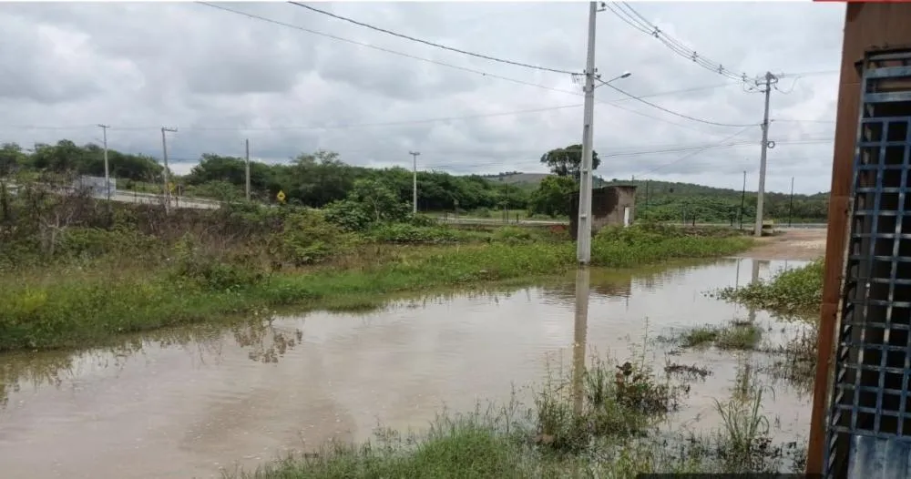 Prefeitura tenta desobstruir bueiro na PB-400, mas equipe é impedida de realizar serviço em São José de Piranhas-PB|Foto: Divulgação