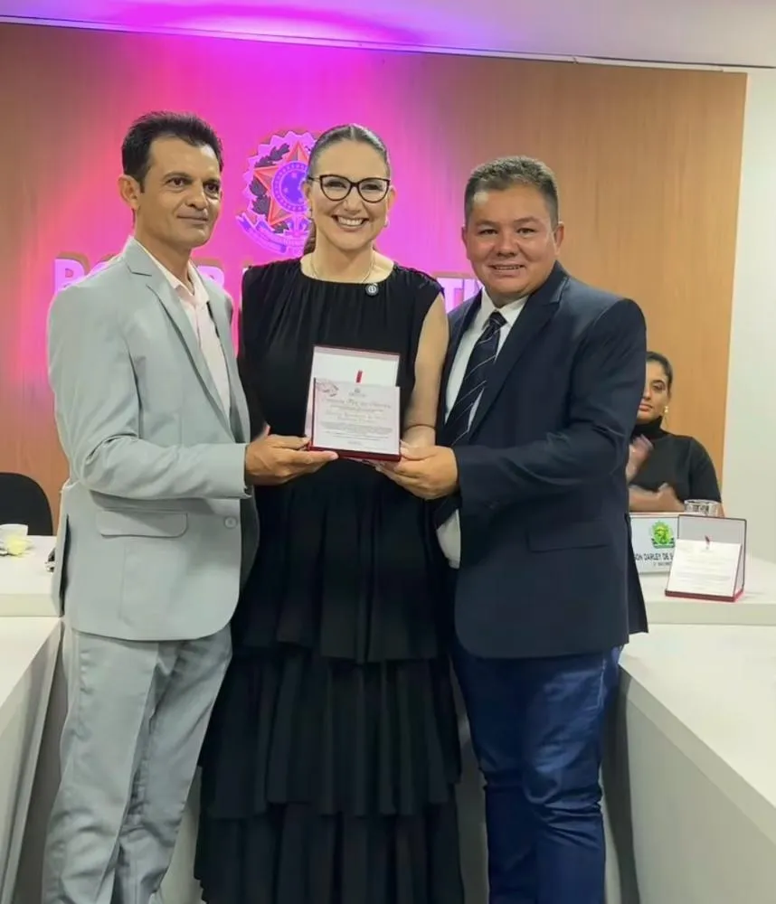 Denise Bayma recebe a comenda “Flor das Aroeiras” em homenagem às mulheres|Foto: Assessoria