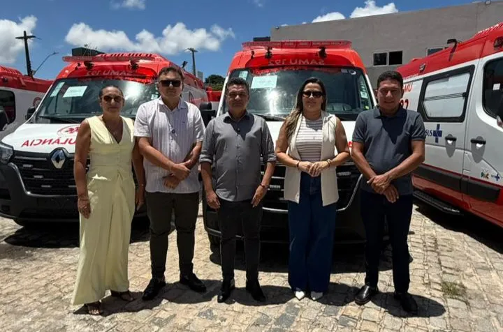 Prefeito Luiz Claudino participa da entrega de nova ambulância do SAMU para São João do Rio do Peixe-PB|Foto: Divulgação