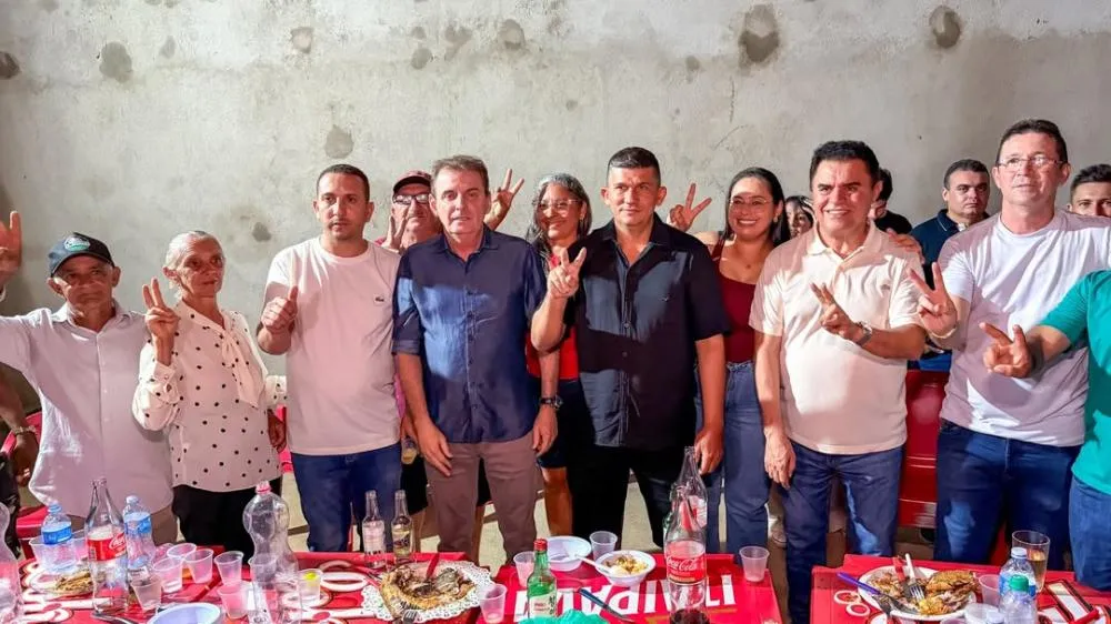Chico Mendes é recepcionado por lideranças do grupo de oposição durante a Festa de São José em São José de Caiana-PB|Foto: Divulgação