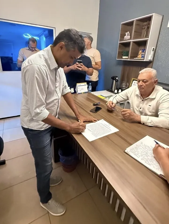Presidente Itamar de Adonis empossa suplente, na Câmara do Barro-CE|Foto: Assessoria