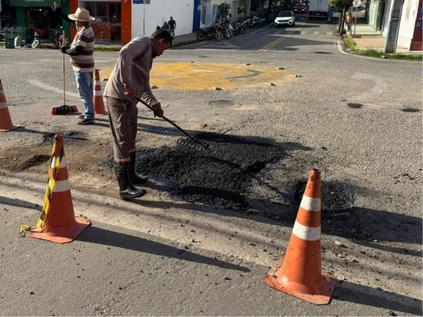 Secretaria de Infraestrutura realiza manutenção em ruas e avenidas do centro|Foto: Assessoria