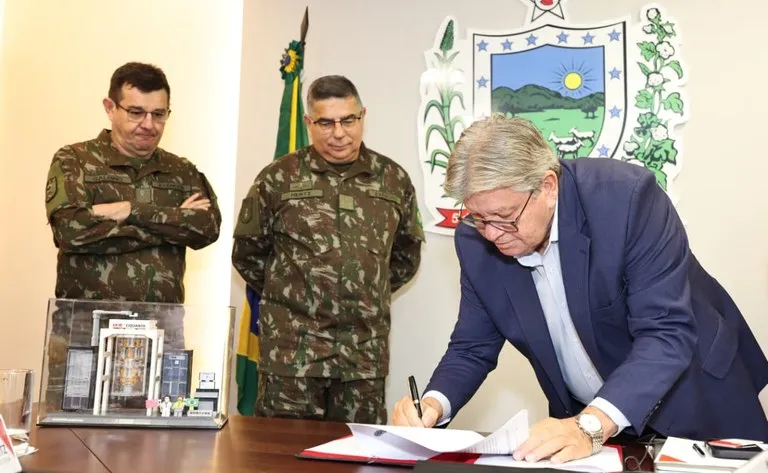 João Azevêdo assina protocolo de cooperação com o Exército para desenvolvimento do Centro de Computação Quântica|Foto: Francisco França