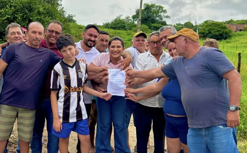 Corrinha Delfino assina Ordem de Serviço para pavimentação no Sítio Azevém|Foto: Divulgação