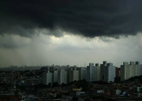 Os municípios sob alerta podem registrar chuvas de até 50 mm/dia e ventos intensos de até 60 km/h.