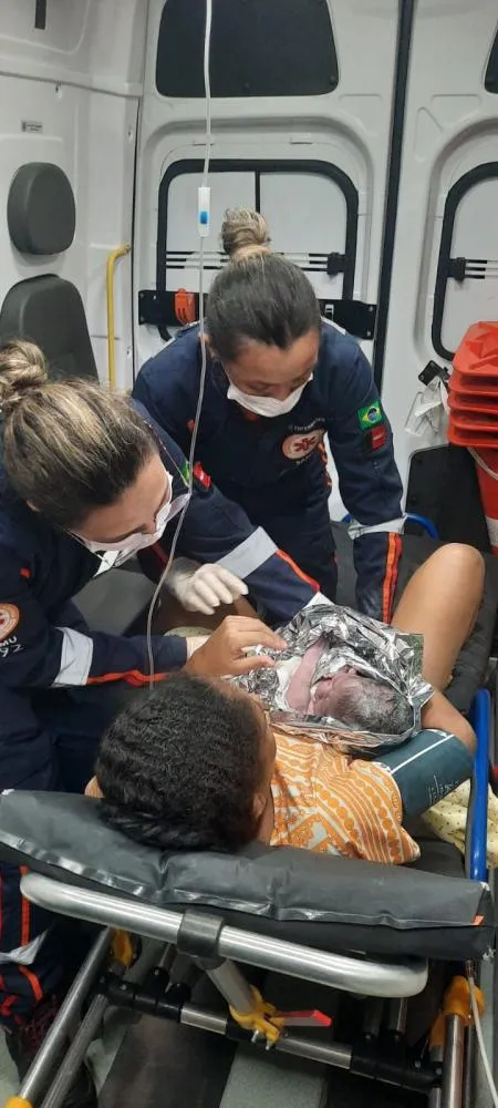 A mãe conhecida como Simone Feitosa,  tem 39 anos, mora no conjunto Arcôncio Pereira. Os dois passam bem
