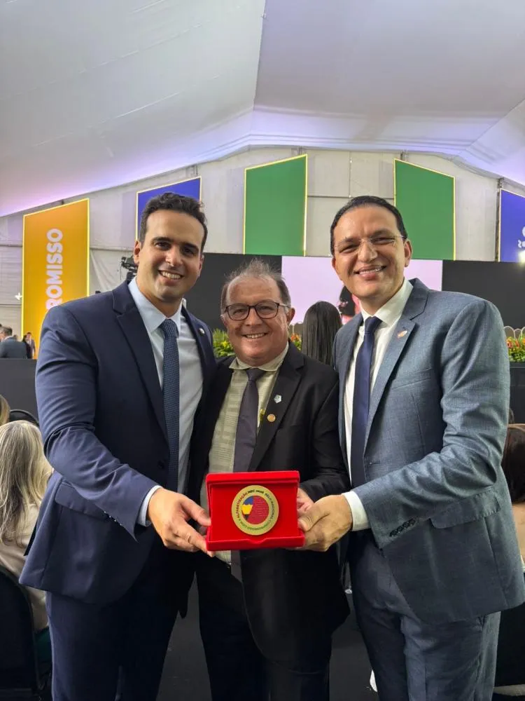 Prefeito Ceninha Lucena recebe Selo Ouro em alfabetização|Foto: Divulgação