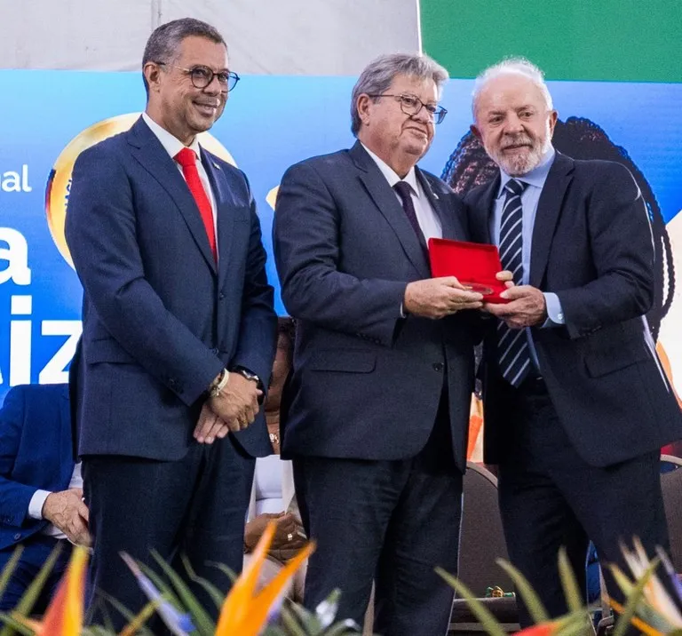 Governador João Azevêdo (PSB) ao lado do presidente Lula (PT)|Foto: Assessoria