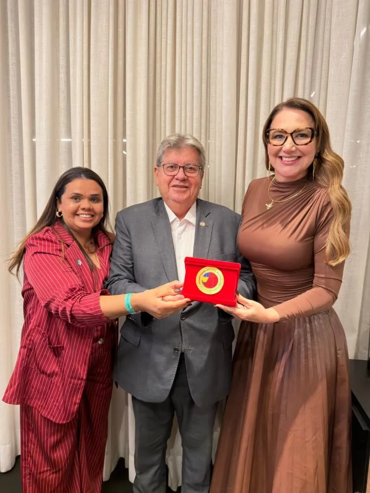 Ao lado do governador João Azevêdo (PSB), prefeita Denise Bayma (PP) recebe Selo Ouro em Alfabetização e reforça compromisso com educação|Foto: Assessoria