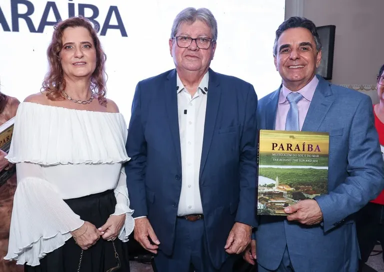 João Azevêdo apresenta livro sobre a Paraíba e reforça compromisso do governo com a cultura|Foto: Francisco França