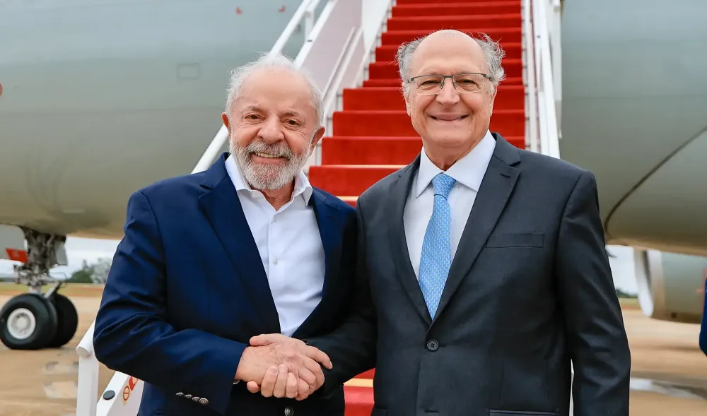 Presidente da República, Luiz Inácio Lula da Silva, e Vice-Presidente da República, Geraldo Alckmin, durante partida para Johanesburgo. Base Aérea de Brasília – Brasília (DF)|Foto: Ricardo Stuckert/PR