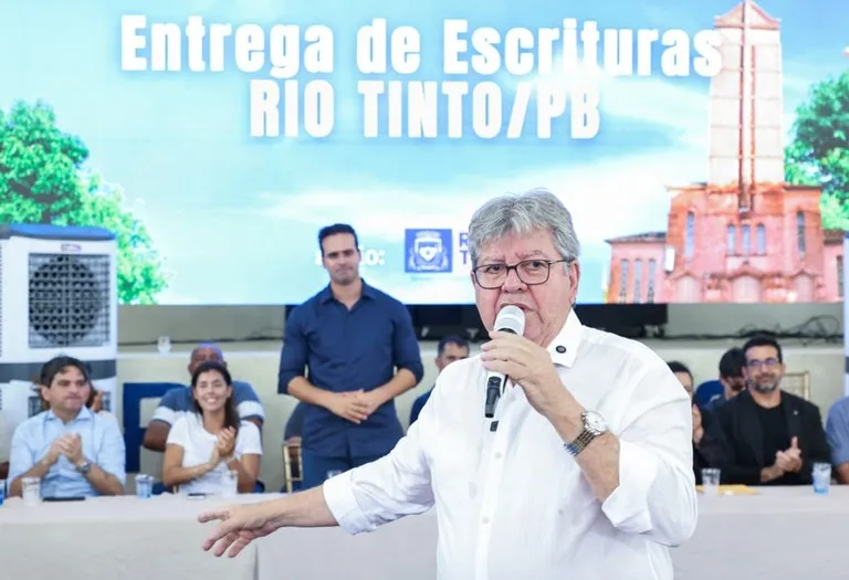 João Azevêdo entrega escrituras a mais 351 famílias e avança no processo de desprivatização de Rio Tinto|Foto: Francisco França