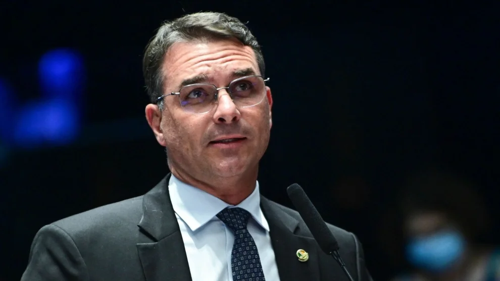Flávio Bolsonaro diz que Lula é mercadoria vencida 