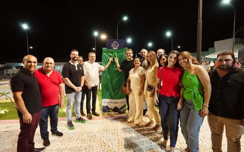 Acompanhado de Chico Mendes, prefeito Bal Lins entrega mais uma moderna praça no bairro Dondon Palitot em São José de Piranhas-PB|Foto: Radar Sertanejo